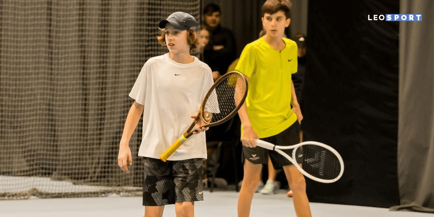 Хлопці іграють в теніс на кортах LEOSPORT